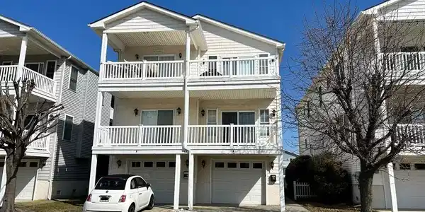 409 W Spicer Ave
