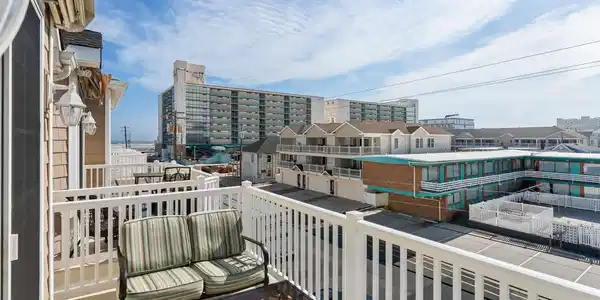 305 E Bennett Avenue