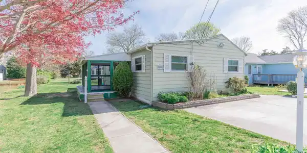 517 E Jacksonville Avenue