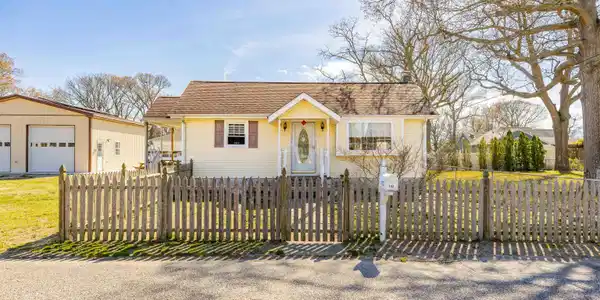 102 W Wilde Avenue