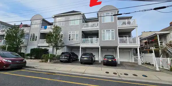 216 E Roberts Avenue