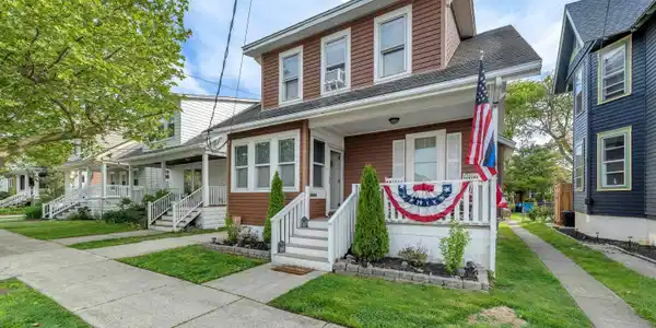 122 W Magnolia Avenue