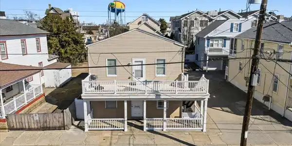 123 E Roberts Avenue