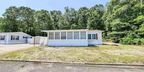 1402 Route 9 S
