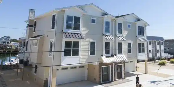 633 W Burk Ave