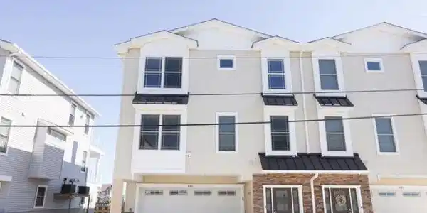 633 W Burk Avenue