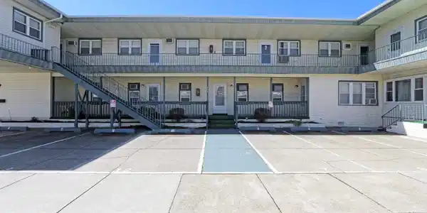 302 E Buttercup Road