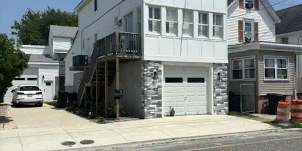 113 W Roberts Avenue