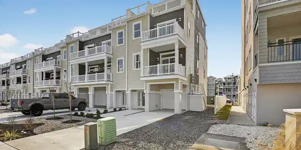 418-420 E Farragut Road