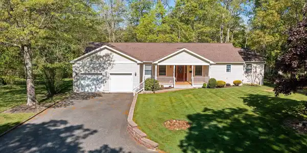 10 Saddlewood Drive