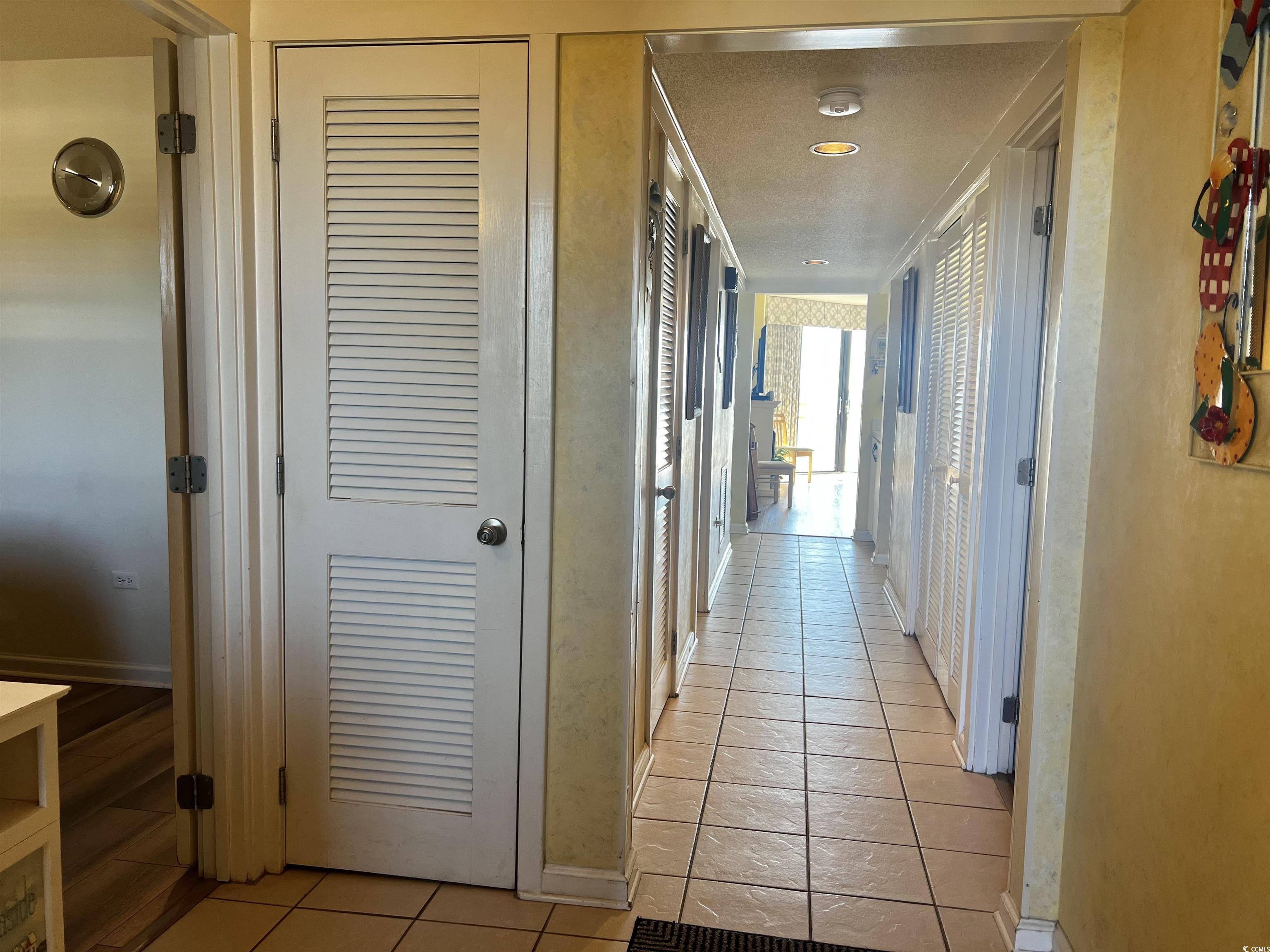 Image 2: Foyer with light tile patterned floors and baseboa Image 2: Foyer with light tile patterned floors and baseboa