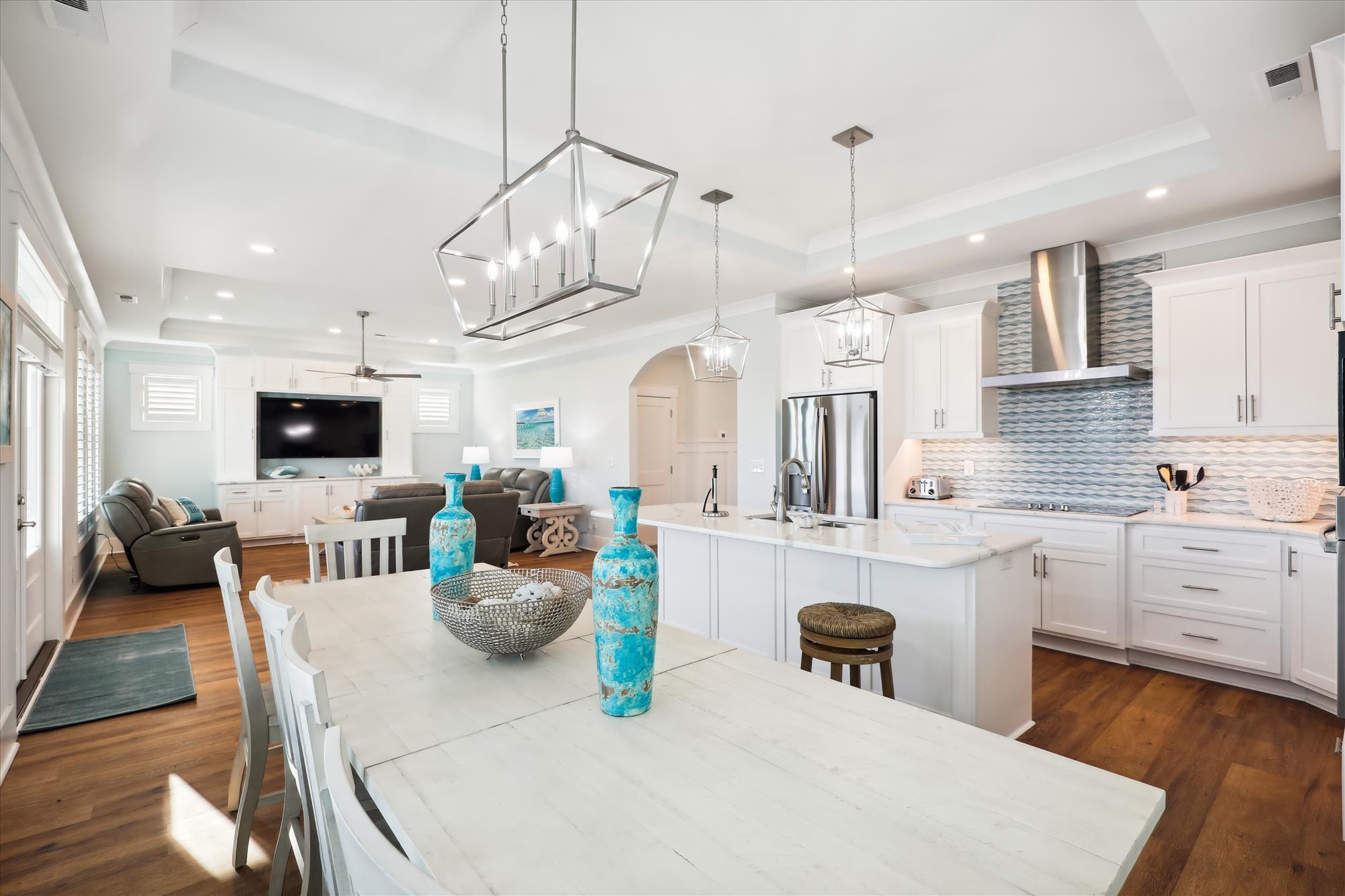 Image 3: Dining area with a raised ceiling, arched walkways