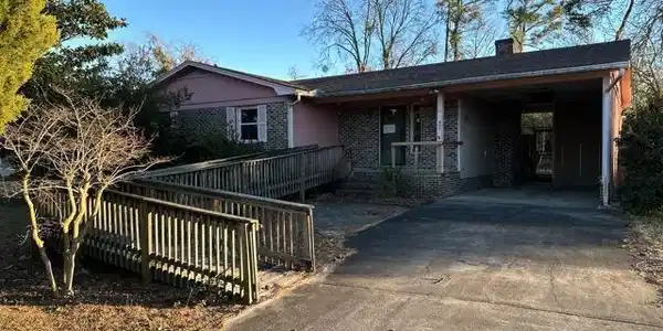 807 Anne St.