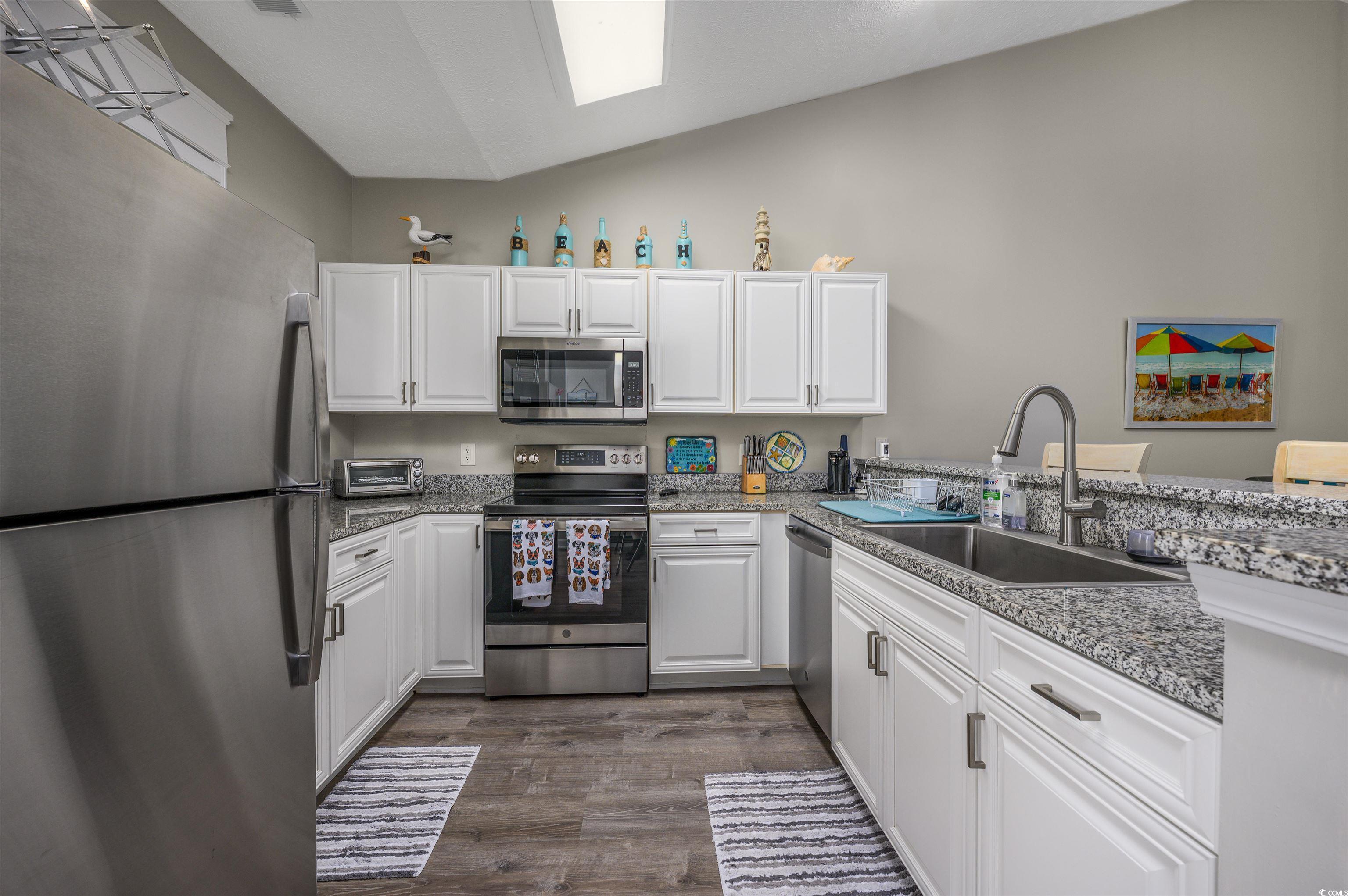 Image 4: Kitchen with appliances with stainless steel finis Image 4: Kitchen with appliances with stainless steel finis
