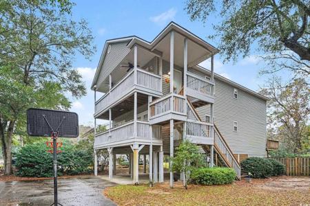 590 Hammock Ave.