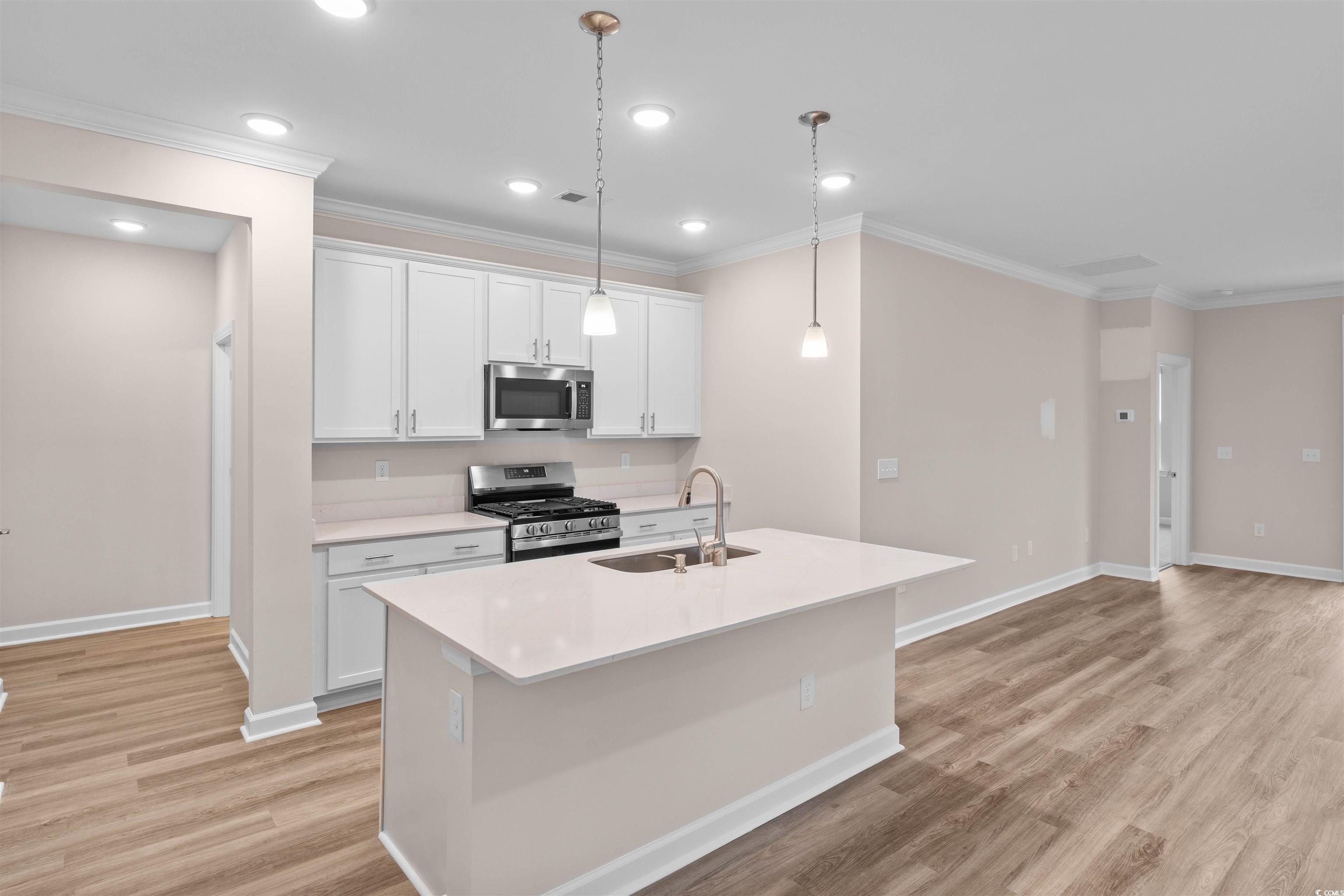 Image 4: Kitchen with stainless steel appliances, white cab