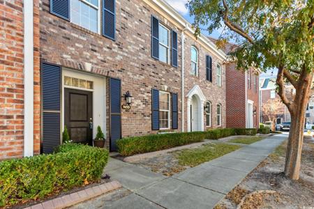 945 Rosencrans Ln.