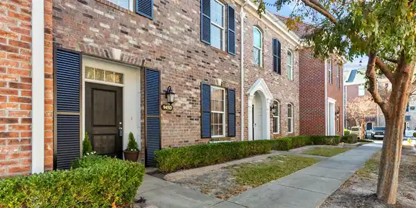 945 Rosencrans Ln.