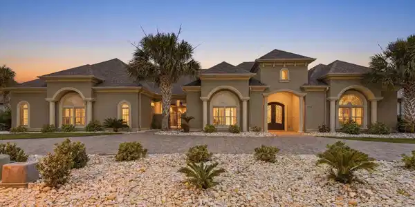 909 Bluffview Dr.