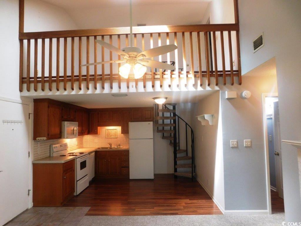 Image 2: Kitchen with white appliances, ceiling fan, a towe Image 2: Kitchen with white appliances, ceiling fan, a towe