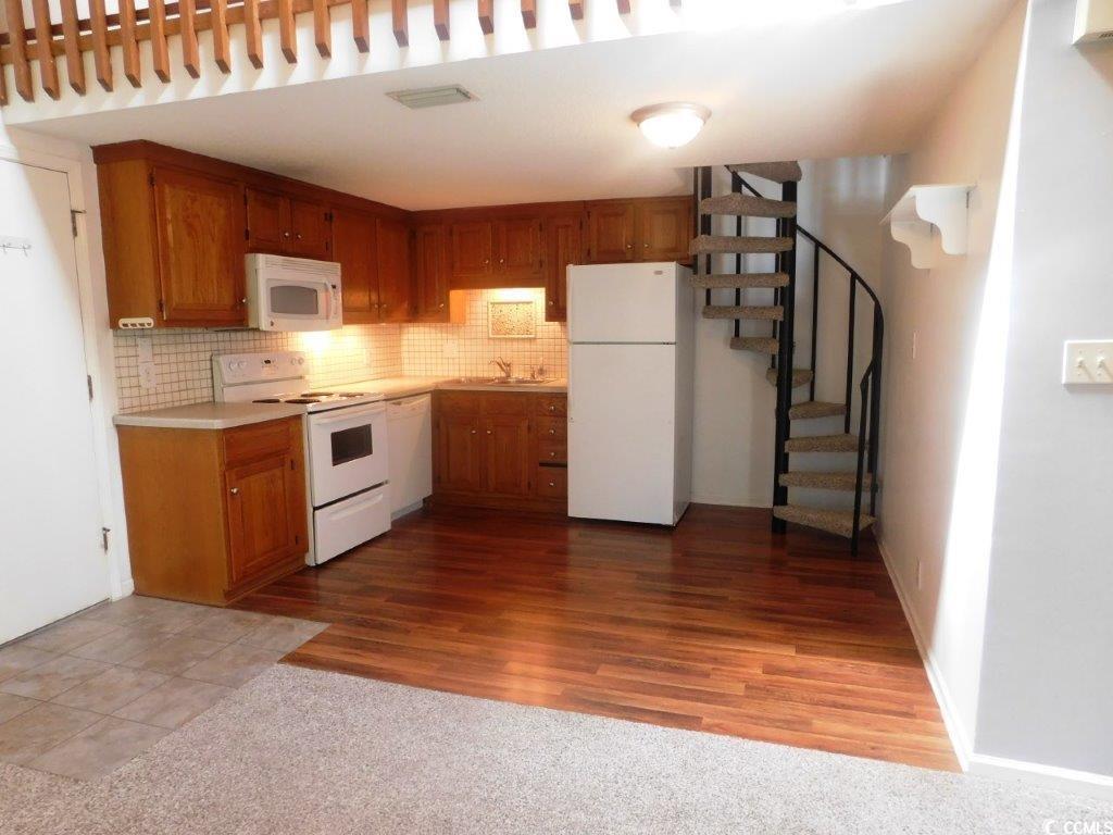 Image 3: Kitchen with white appliances, tasteful backsplash Image 3: Kitchen with white appliances, tasteful backsplash
