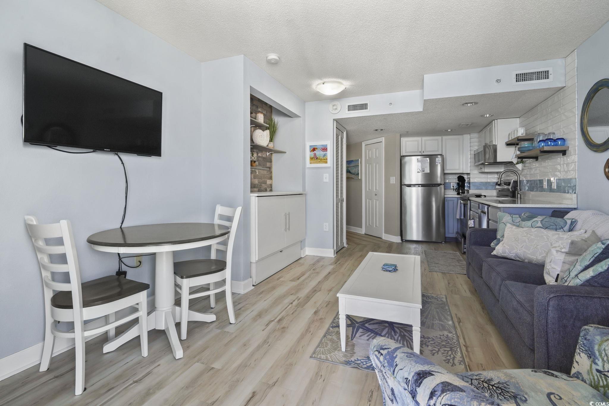 Image 4: Living room with Murphy bed and table for eating Image 4: Living room with Murphy bed and table for eating