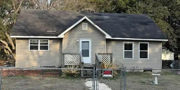 1353 Moss St.