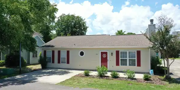 950 Tiffany Ln.