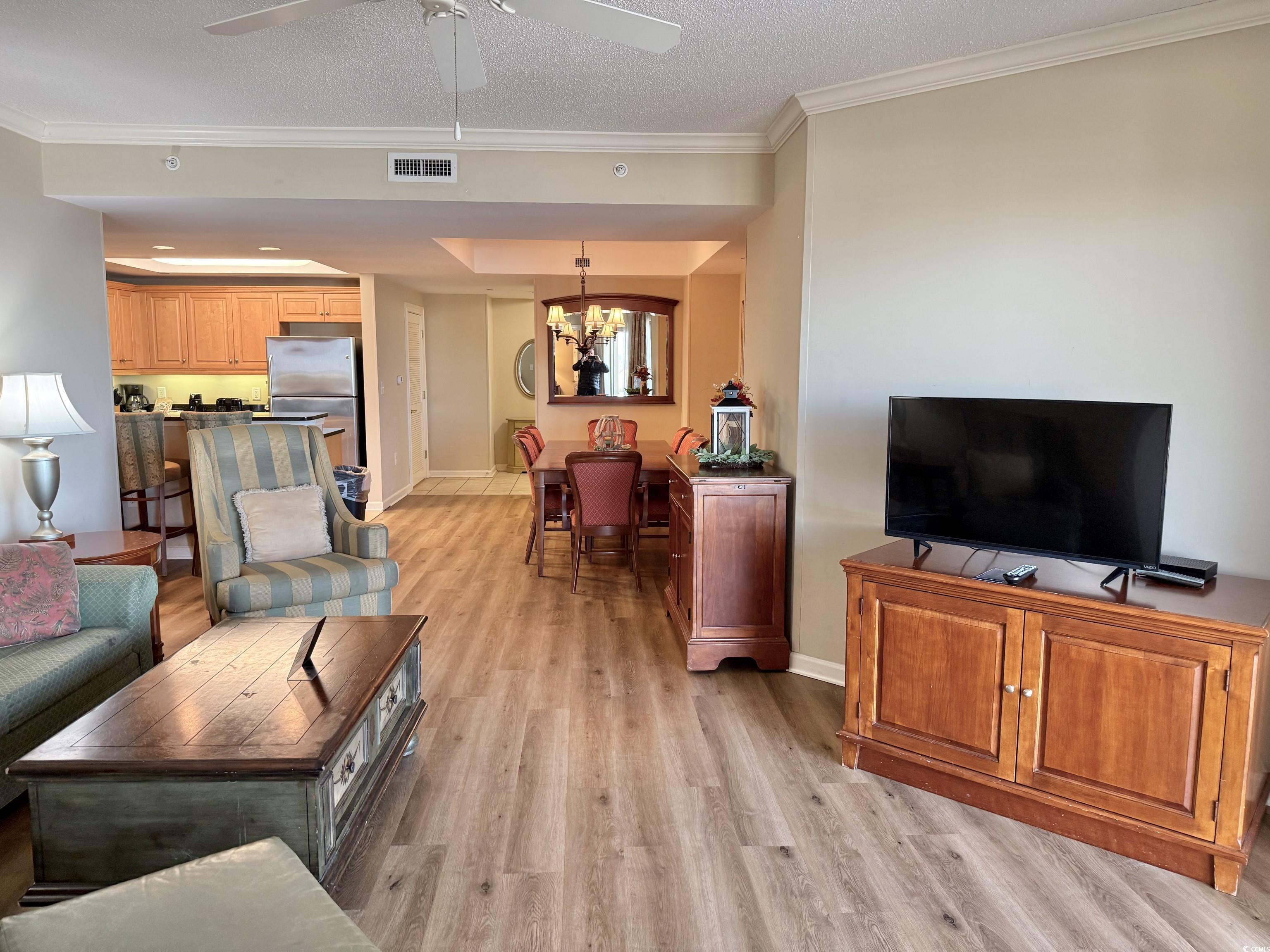 Image 2: Living room with a textured ceiling, light wood-st Image 2: Living room with a textured ceiling, light wood-st