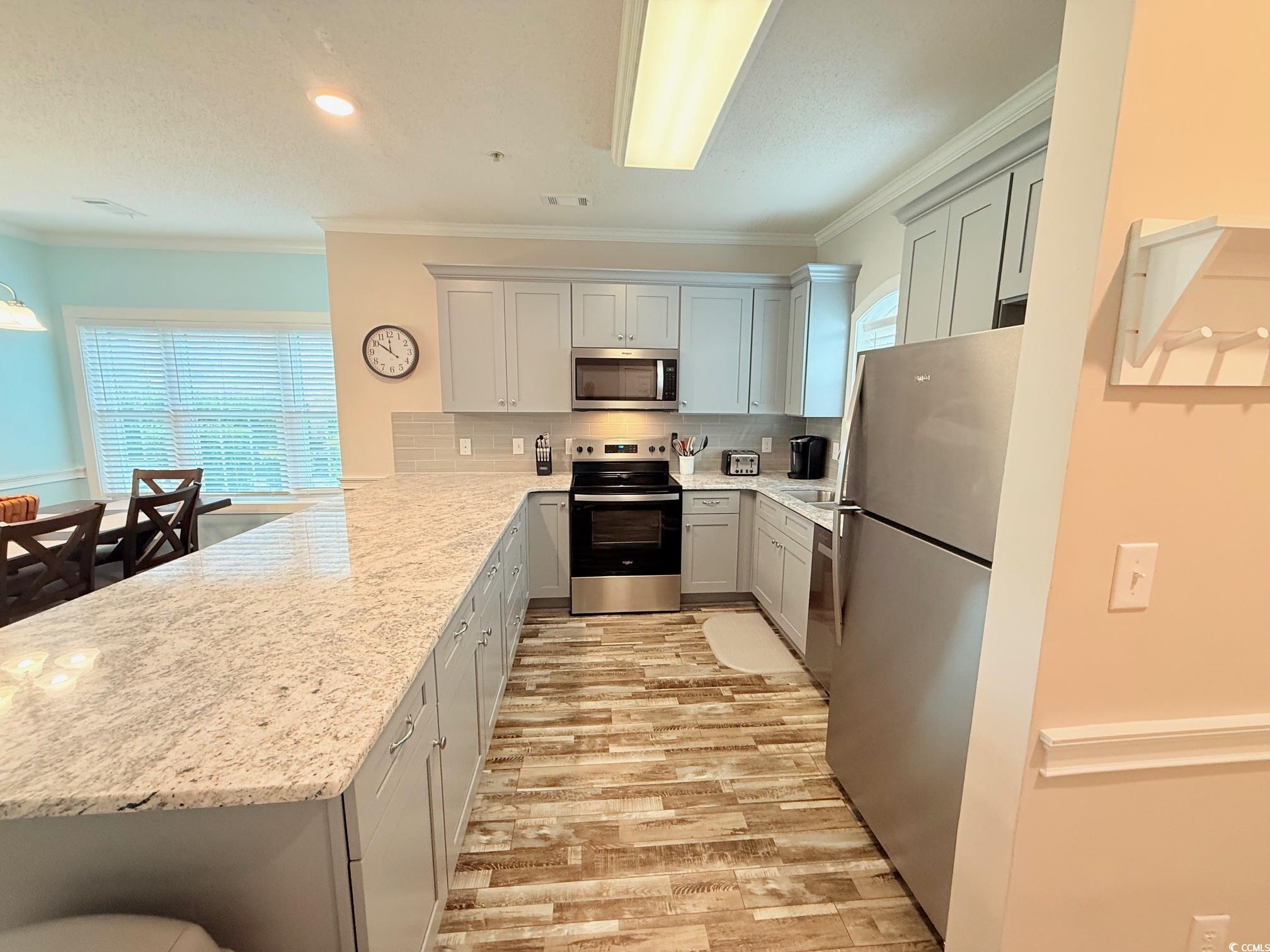 Image 3: Kitchen with stainless steel appliances, crown mol