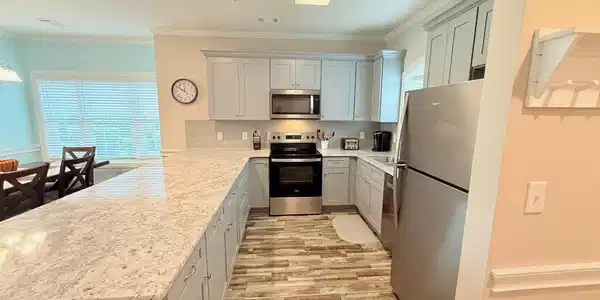 Image 3: Kitchen with stainless steel appliances, crown mol Image 3: Kitchen with stainless steel appliances, crown mol