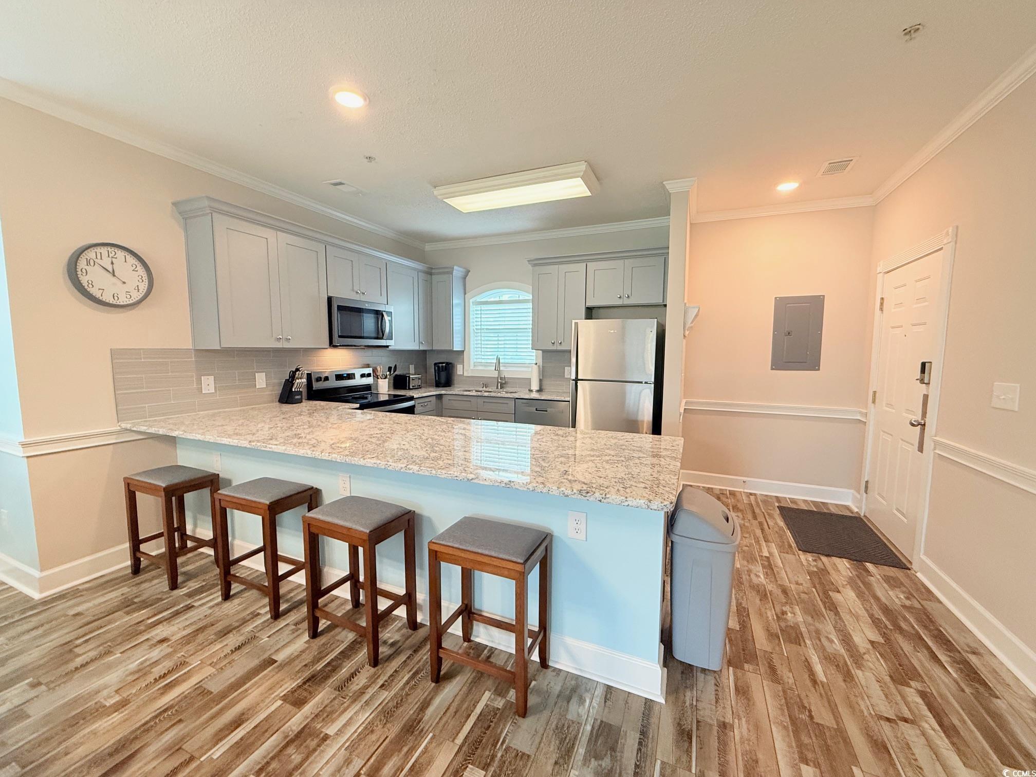 Image 4: Kitchen with a kitchen bar, stainless steel applia