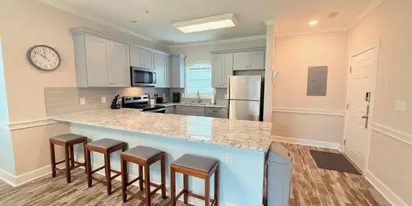 Image 4: Kitchen with a kitchen bar, stainless steel applia Image 4: Kitchen with a kitchen bar, stainless steel applia