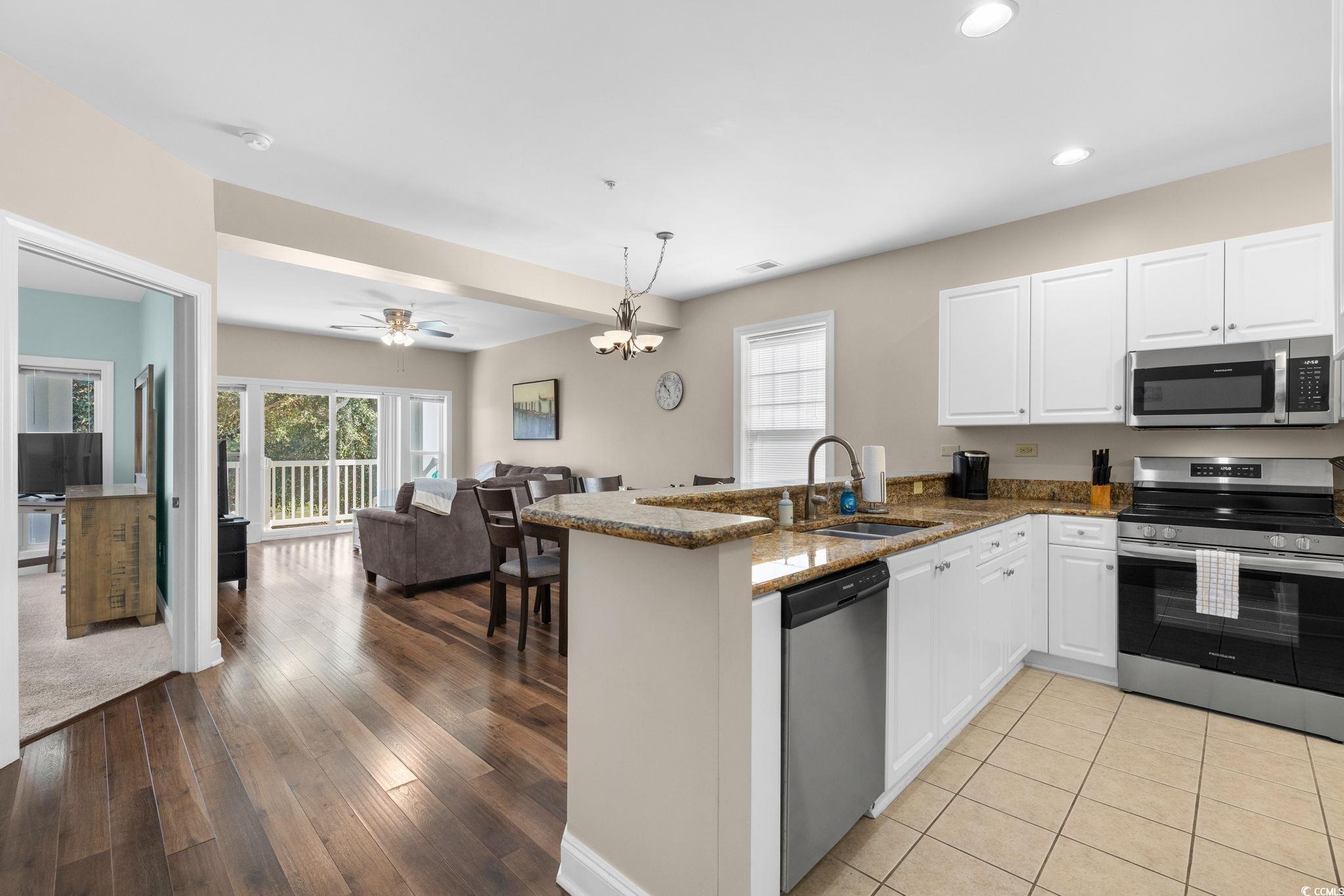 Image 3: Kitchen with appliances with stainless steel finis Image 3: Kitchen with appliances with stainless steel finis