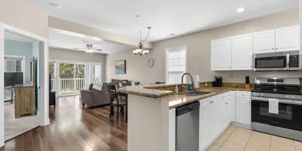 Image 3: Kitchen with appliances with stainless steel finis Image 3: Kitchen with appliances with stainless steel finis