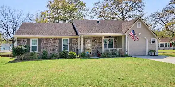 607 Bluebird Ln.