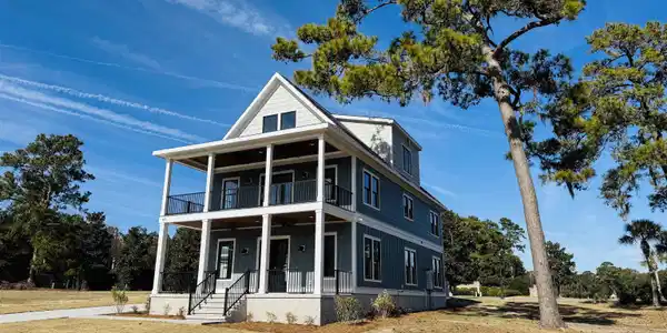 825 Commanders Island Dr.