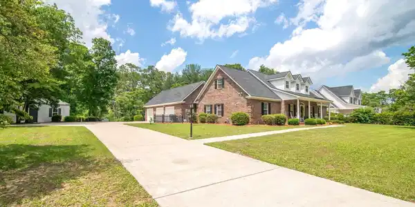 387 Robin Dr.