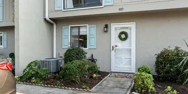 909 Villa Dr.