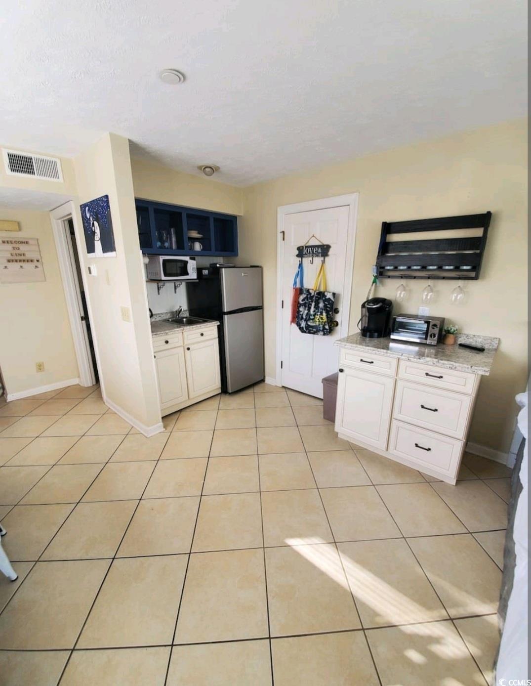 Image 3: Kitchen with open shelves, light tile patterned fl Image 3: Kitchen with open shelves, light tile patterned fl