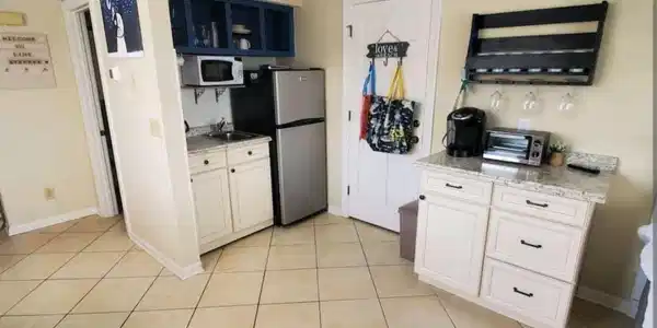 Image 3: Kitchen with open shelves, light tile patterned fl Image 3: Kitchen with open shelves, light tile patterned fl