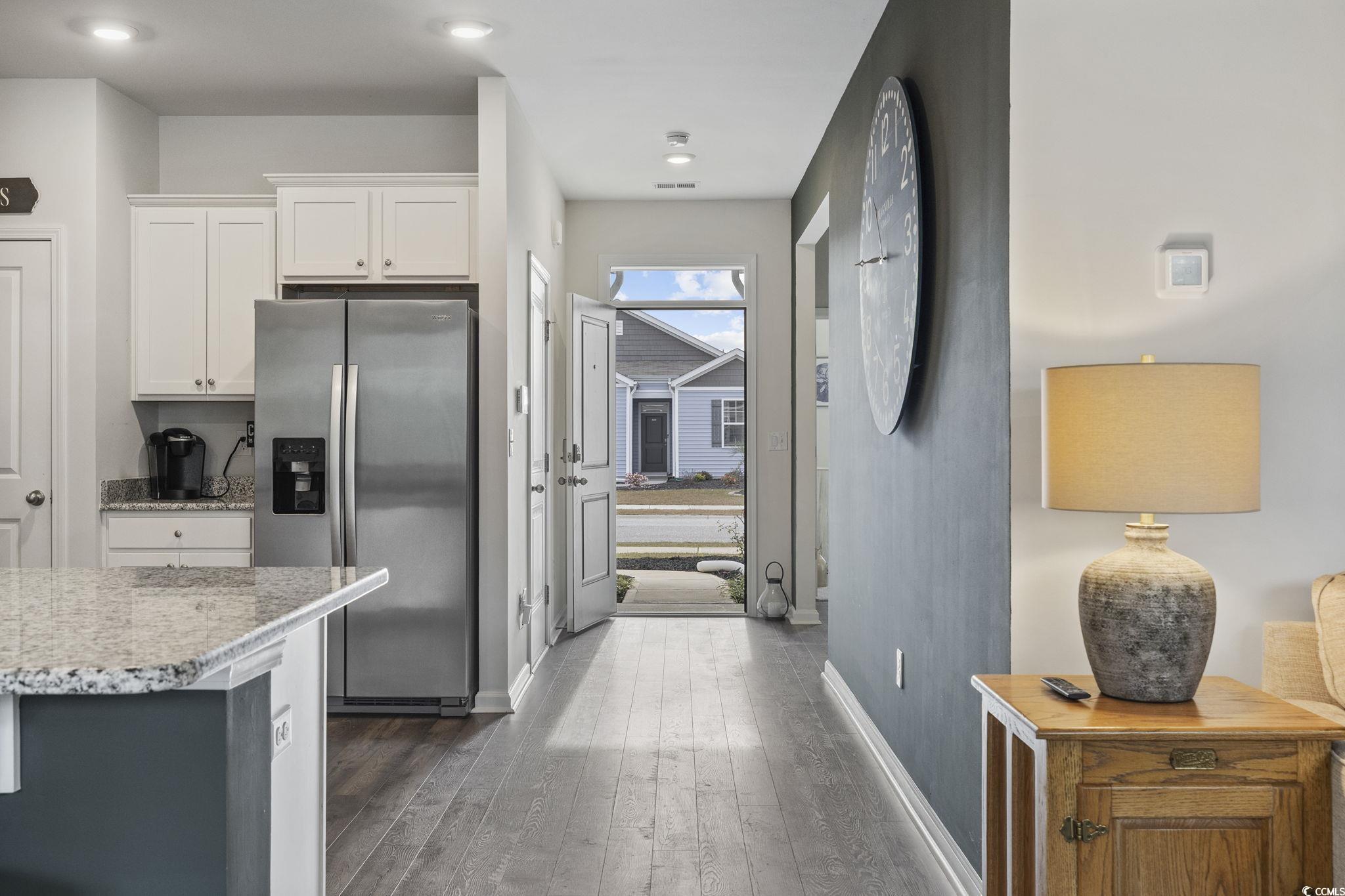 Image 3: Kitchen with stainless steel fridge, white cabinet Image 3: Kitchen with stainless steel fridge, white cabinet