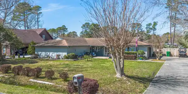 1546 Bay Tree Ln.