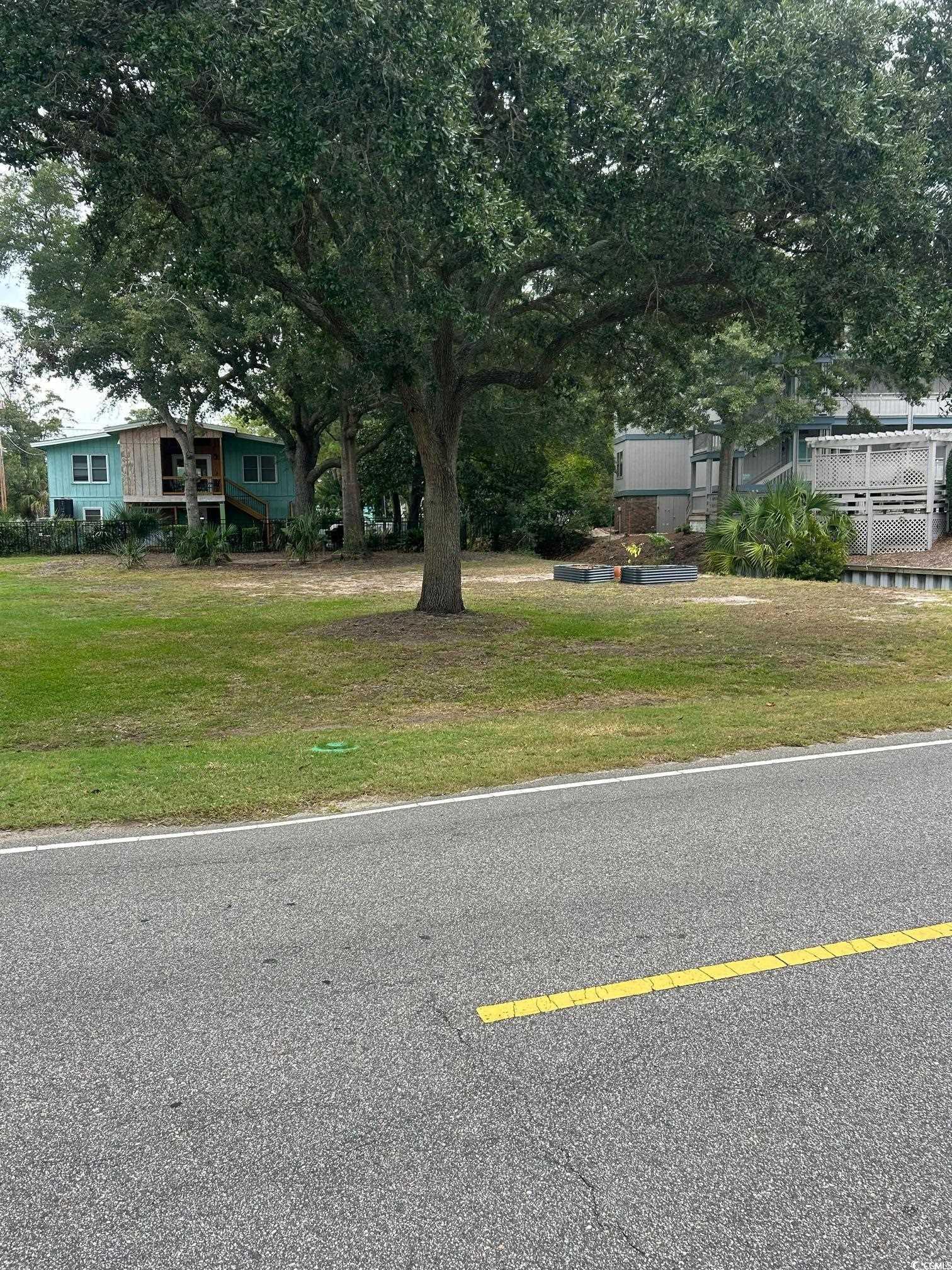 Image 1: View of green lawn Image 1: View of green lawn