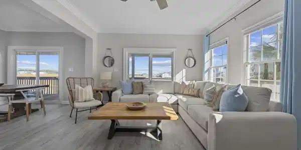 Image 3: Living room with plenty of natural light, ornament