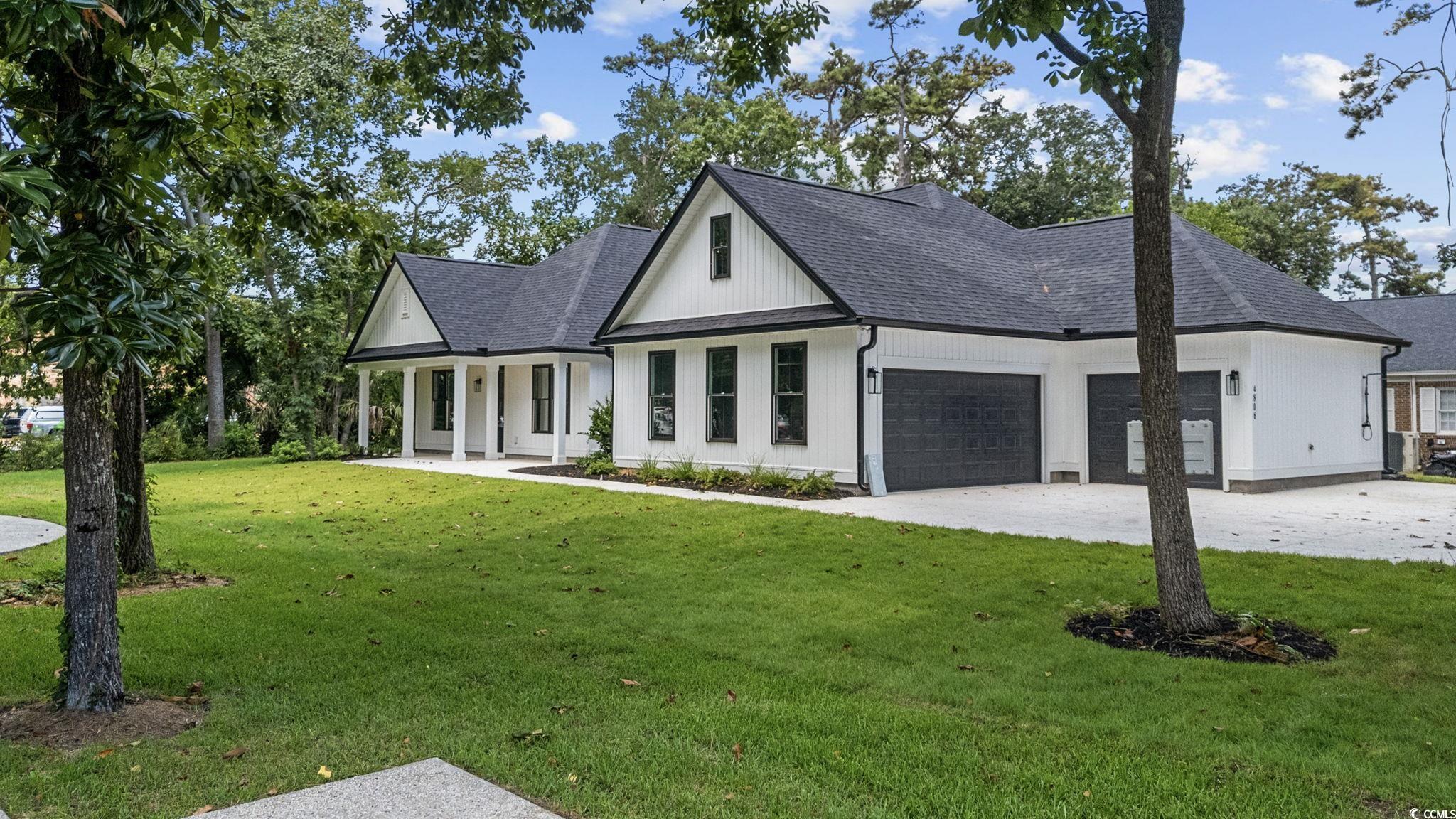 Image 3: Modern farmhouse featuring an attached garage, con Image 3: Modern farmhouse featuring an attached garage, con
