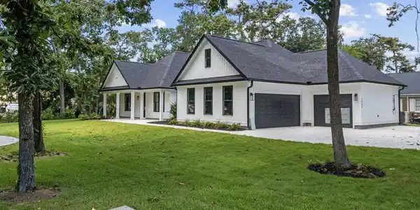 Image 3: Modern farmhouse featuring an attached garage, con Image 3: Modern farmhouse featuring an attached garage, con