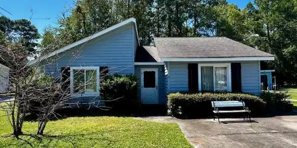 11 Indian Oak Ln