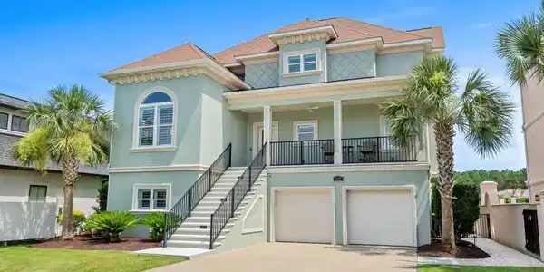 197 Avenue of the Palms