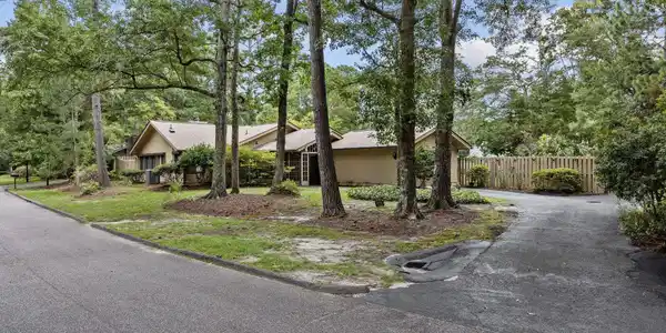 976 Briarwood Dr.